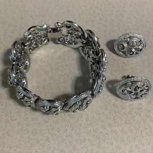 Coro silver tone bracelet and screw backs (14)
